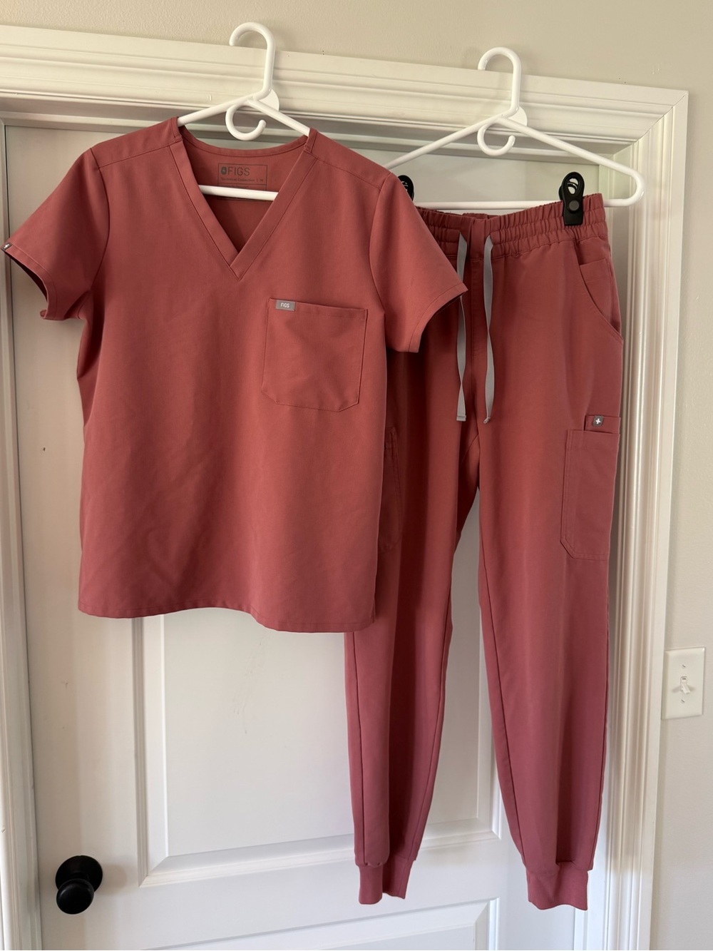 Figs Women's Jogger Scrub Set in Mauve